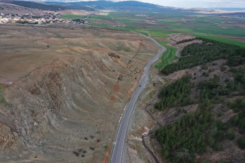 الزلزال تسبب بسقوط صخور ضخمة أسفل التلال على جانب الطريق (رويترز) الزلزال تسبب بسقوط صخور ضخمة أسفل التلال على جانب الطريق (رويترز)