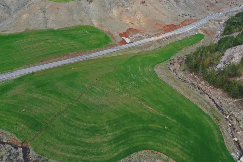 صور الدرون تُظهر تشقق بساتين وحقول قريبة من المنازل في جنوب تركيا (رويترز) صور الدرون تُظهر تشقق بساتين وحقول قريبة من المنازل في جنوب تركيا (رويترز)