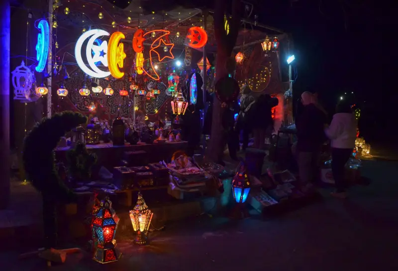 أجواء أول ليالي رمضان في عمّان الأردن (رويترز)