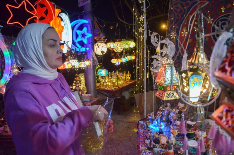 أجواء أول ليالي رمضان في عمّان الأردن (رويترز)