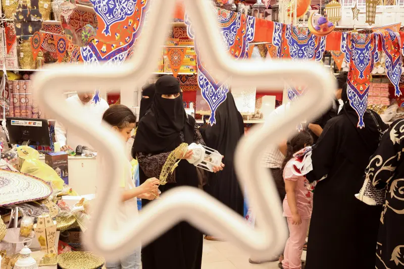 أجواء أول ليالي رمضان في الرياض-السعودية (رويترز)