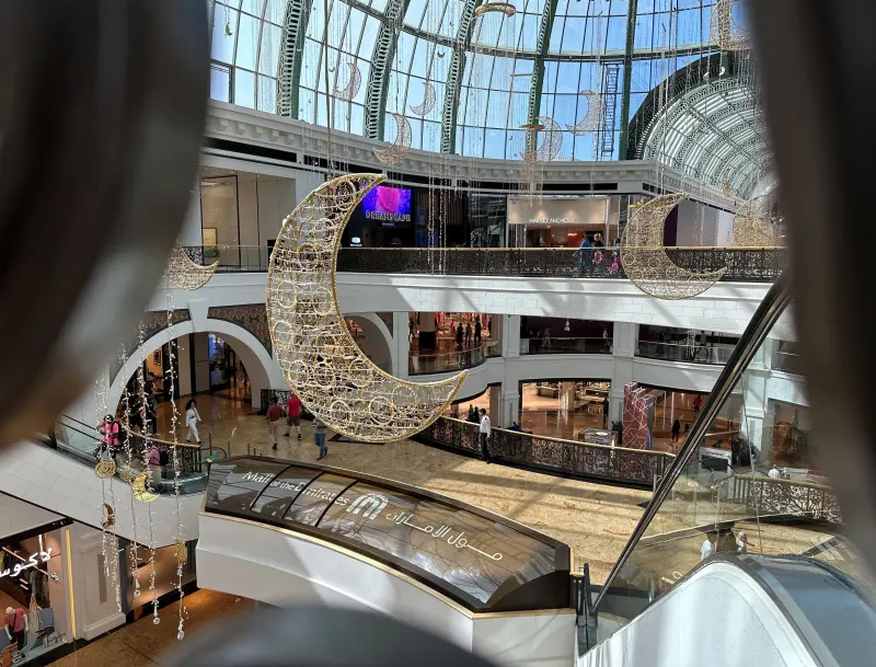 أجواء أول ليالي رمضان في دبي الإمارات (رويترز)