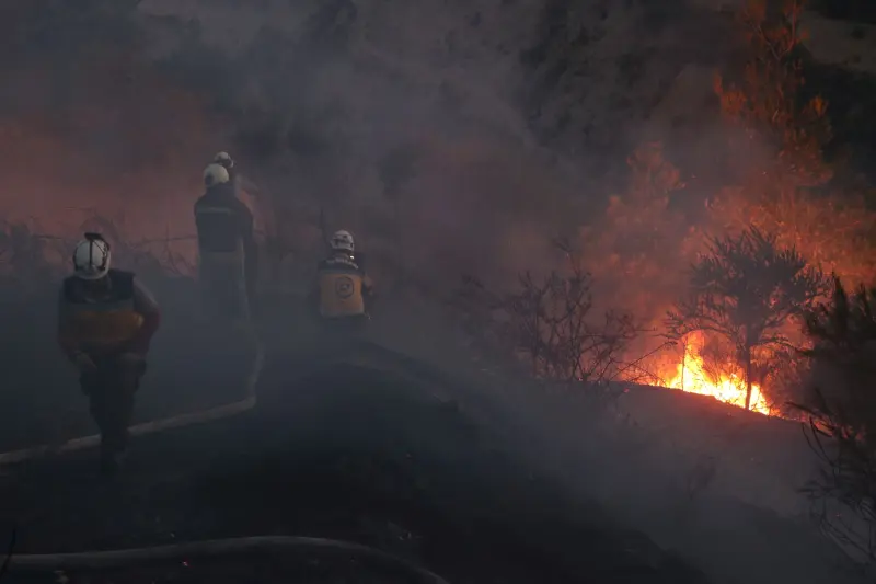 الحريق استمر لأكثر من 7 ساعات (رويترز)