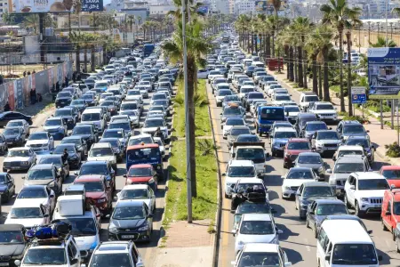 آلاف العائلات فرّت من جحيم الغارات الإسرائيلية التي استهدفت بعض المناطق (أ ف ب)