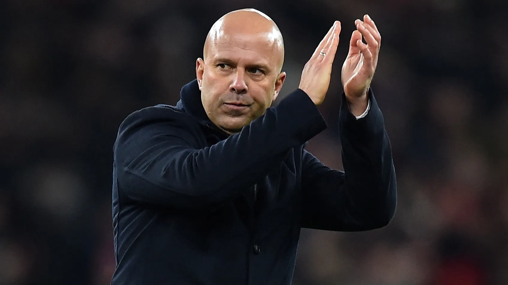 قبل مواجهة برايتون.. سلوت يجري اجتماعا حاسما مع صلاح 