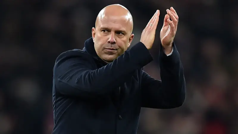 قبل مواجهة برايتون.. سلوت يجري اجتماعا حاسما مع صلاح