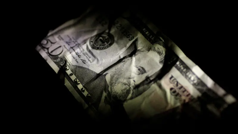 الدولار يتراجع لأدنى مستوى في 4 سنوات بعد تصريحات ترامب