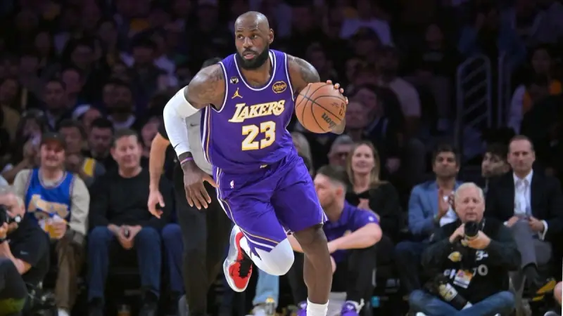 ليبرون جيمس يواصل كتابة التاريخ كأكبر لاعب يحقق "تريبل-دابل"