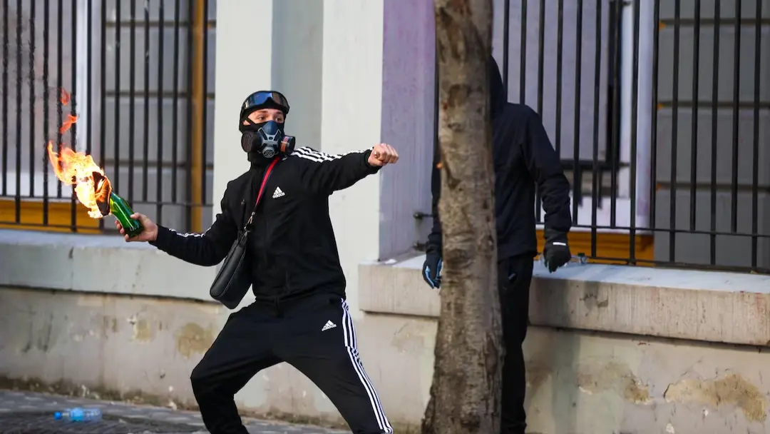تيرانا تشهد منذ أسبوع تظاهرات عنيفة يشارك فيها آلاف المحتجين المطالبين برحيل راما (رويترز) تيرانا تشهد منذ أسبوع تظاهرات عنيفة يشارك فيها آلاف المحتجين المطالبين برحيل راما (رويترز)