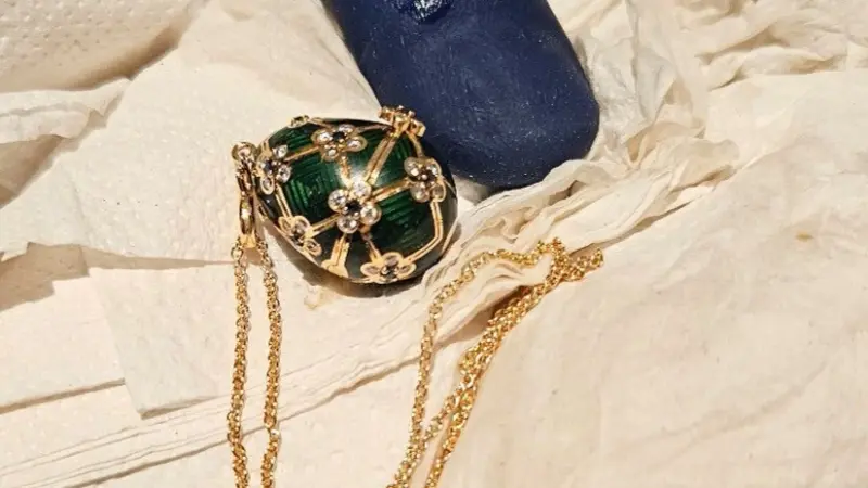 لص يبتلع قلادة ثمينة.. ونيوزيلندا تستعيدها بطريقة لا تصدق