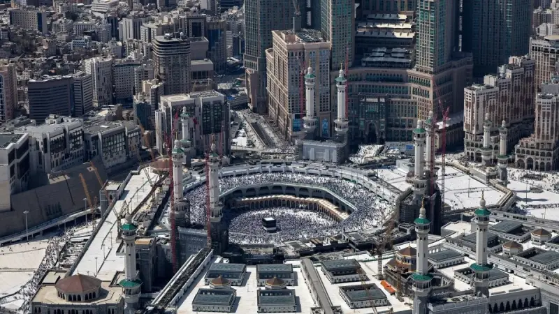 غرامات وترحيل.. هذه تفاصيل العقوبات على المخالفين لشروط الحج هذا العام