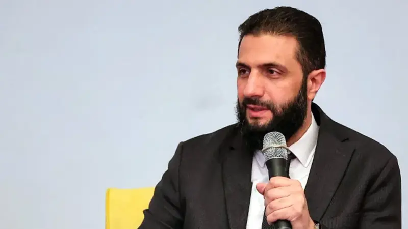 بين الحين والآخر.. أحمد الشرع يُثير تفاعلا بين السوريين