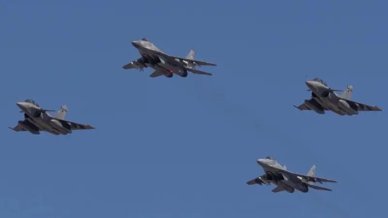 فيديو - بمشاركة 10 آلاف جندي.. صربيا تنظم عرضا عسكريا ضخما