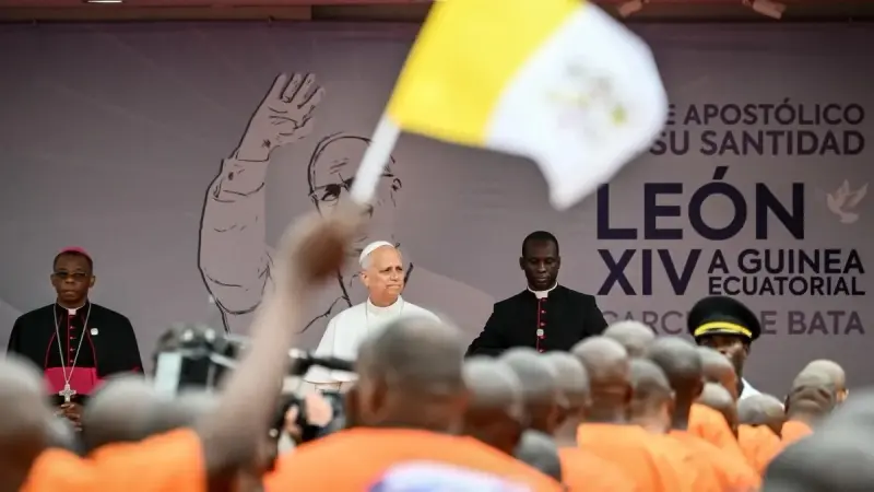 صور - البابا لنزلاء سجن في غينيا الاستوائية: أنتم لستم وحدكم