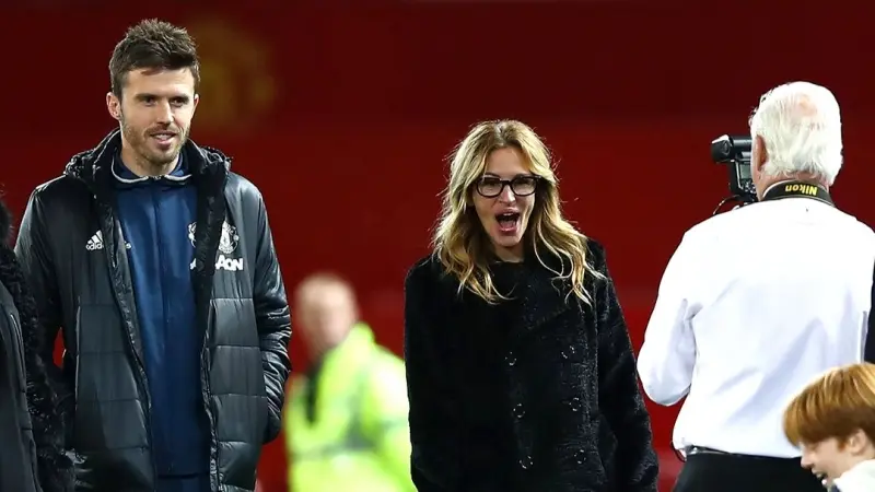 فيديو - بسبب جوليا روبيرتس.. مانشستر يونايتد يستفز جوارديولا