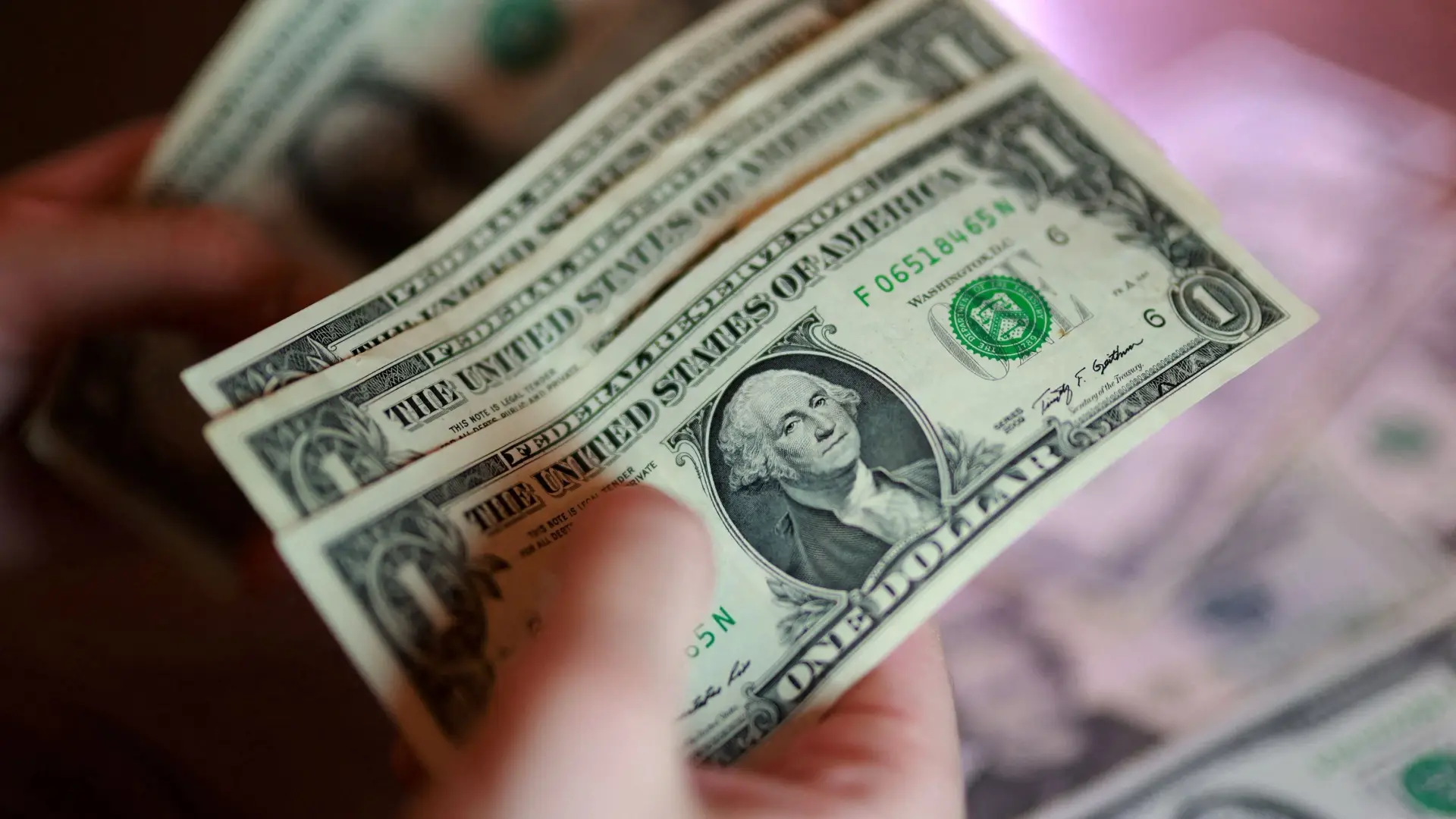 اطلاق معاش بالدولار للمصريين في خارج البلاد برعاية الرقابة المالية (رويترز) اطلاق معاش بالدولار للمصريين في خارج البلاد برعاية الرقابة المالية (رويترز)