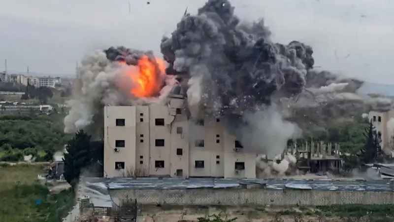 "أكسيوس" عن مسؤولين إسرائيليين: سنفعل بلبنان ما فعلناه بغزة