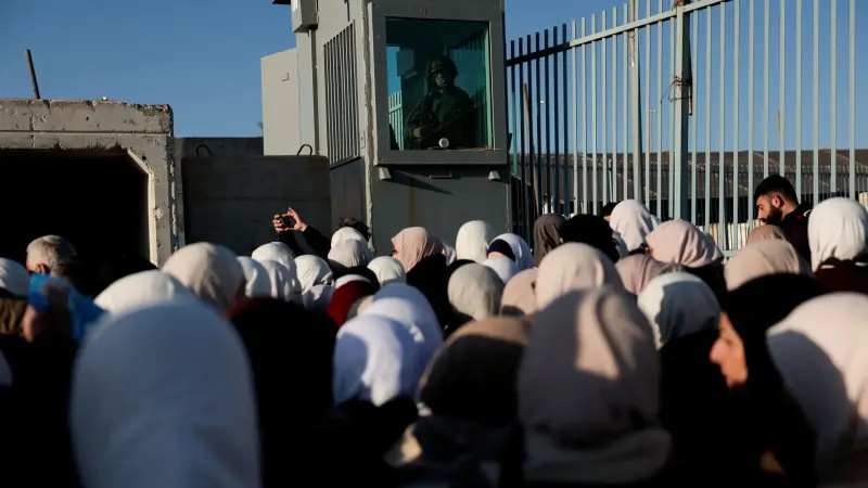 صور - آلاف الفلسطينيين يعبرون إلى القدس لأداء أول جمعة في رمضان