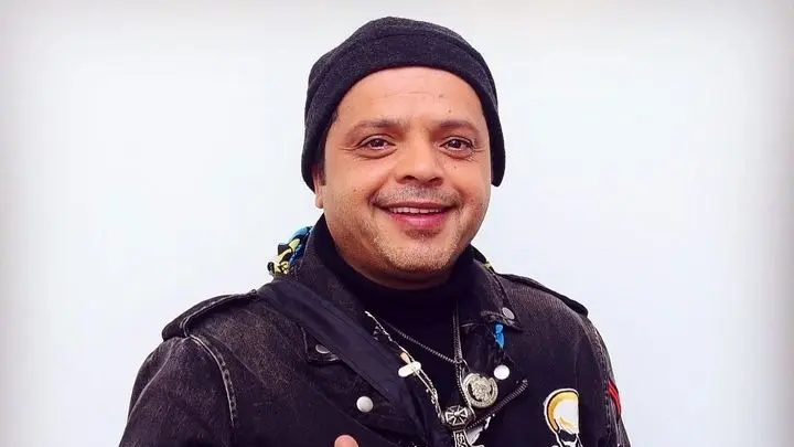 كم تبلغ ثروة محمد هنيدي، وما حقيقة خلافه مع محمد فؤاد؟