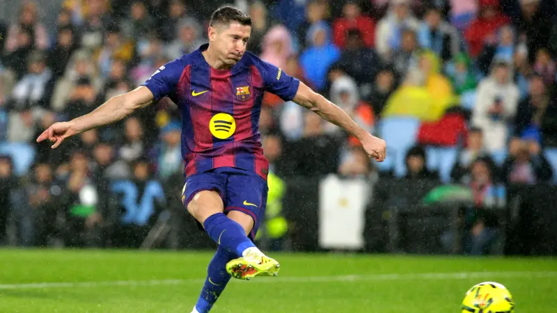 قبل التوقف الدولي.. هاتريك ليفاندوفسكي يشعل الجدل