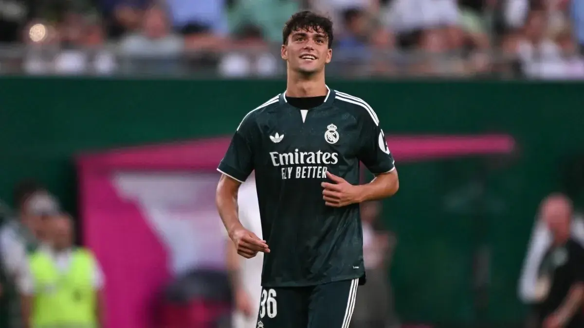 ماريو ريفاس يثبت أقدامه في دفاع ريال مدريد (أ ف ب) ماريو ريفاس يثبت أقدامه في دفاع ريال مدريد (أ ف ب)