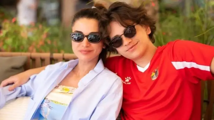 شاهد.. صورة للملكة رانيا مع نجلها وهذا ما قالته عن "زيّه الرسمي"