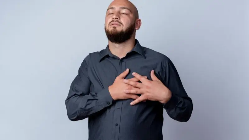 كيف تميّز بين حرقة المعدة وألم القلب؟