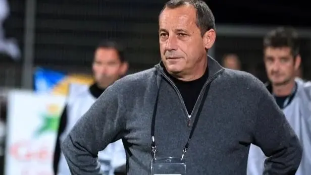 فرنسا.. مقتل زعيم انفصالي سابق خلال جنازة والدته