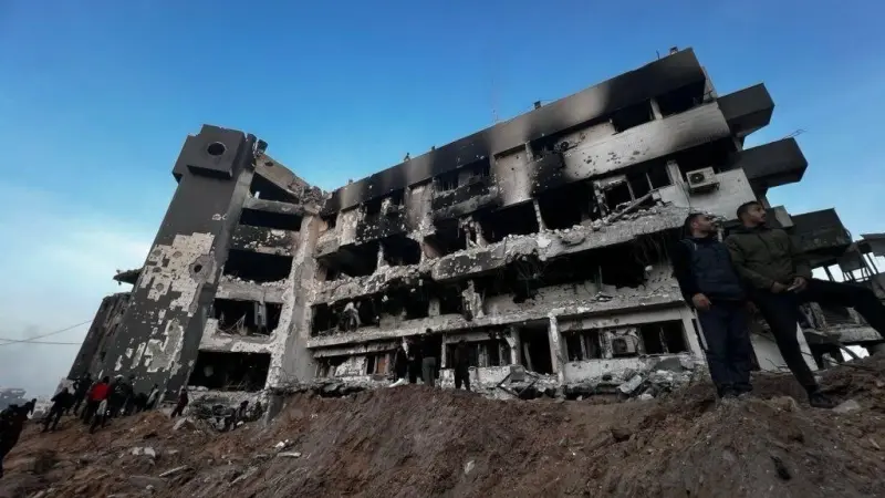 صور - بعد إحراقه.. الجيش الإسرائيلي ينسحب من مجمع الشفاء في غزة