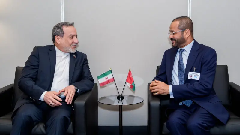 وزيرا خارجية عُمان وإيران يبحثان انتظام حركة الملاحة في هرمز