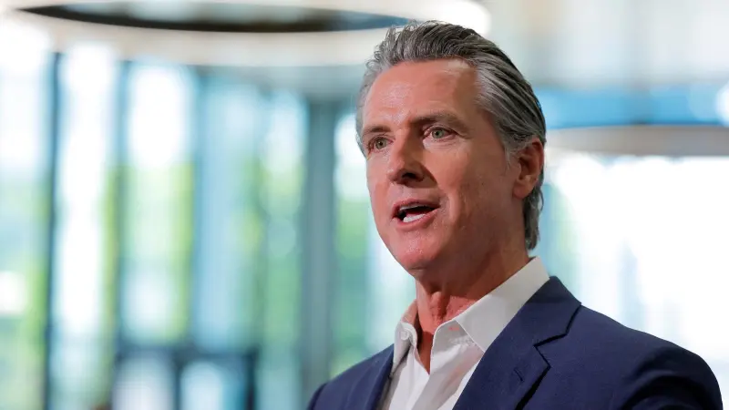 حاكم كاليفورنيا يلمّح إلى الترشح لرئاسة أميركا في 2028
