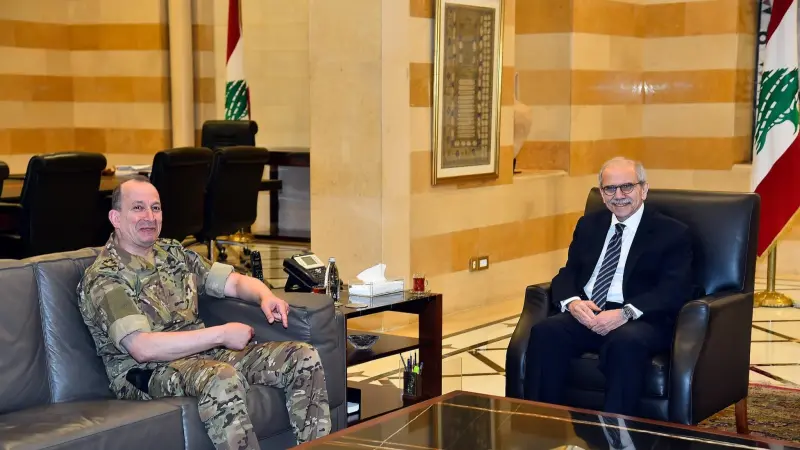 رئيس الوزراء اللبناني وقائد الجيش يبحثان خطة بدء الانسحاب الإسرائيلي