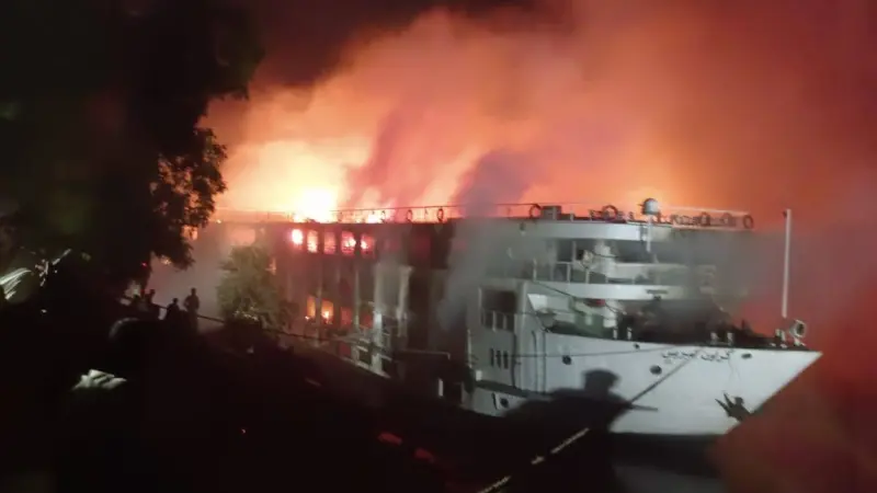 فيديو - مصر.. ما سبب حريق مركب سياحي في الأقصر؟