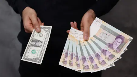 الريال الإيراني يسجل أدنى مستوى في تاريخه أمام الدولار