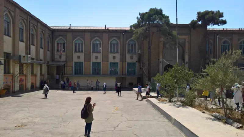 "ندفع ثمنا مكلفا".. منع أطفال إيران من الالتحاق بالمدارس الأجنبية