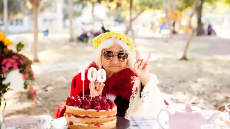 لماذا يعيش البعض أكثر من 100 عام؟ إليكم السرّ