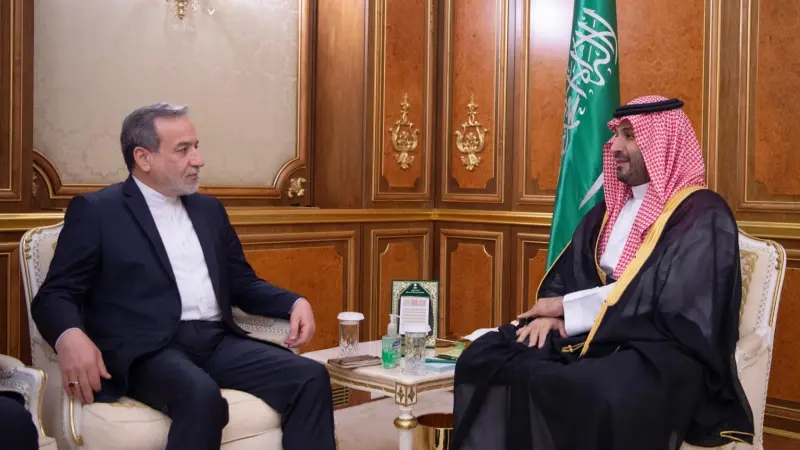 ولي العهد السعودي يستقبل وزير خارجية إيران ويبحثان الأوضاع الإقليمية