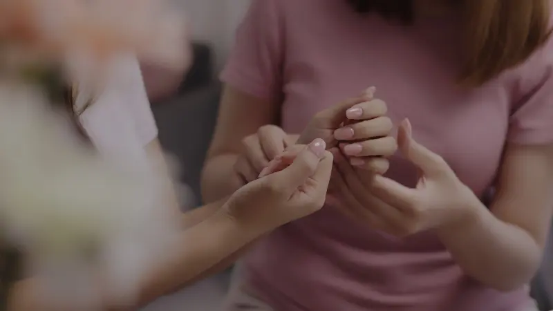 هل بدأت تشيخ؟ أظافرك تعطي الجواب