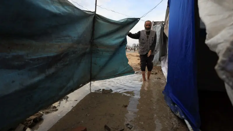 فيديو - غزة تحت الماء.. ليلة مأساوية تعصف بالنازحين