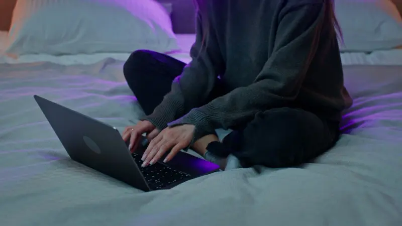 دراسة: ساعة من وقت الشاشة تزيد خطر الإصابة بقصر النظر