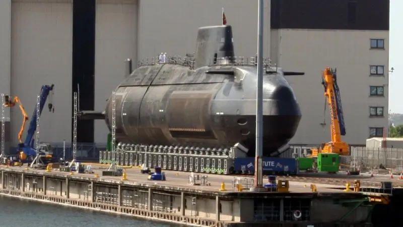 بعد حريق.. حوض بناء غواصات نووية في بريطانيا يستمر بالعمل