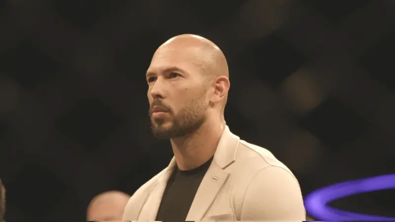 فيديو - أندرو تيت بوجه منتفخ.. هل من محاولة للتخلص منه؟