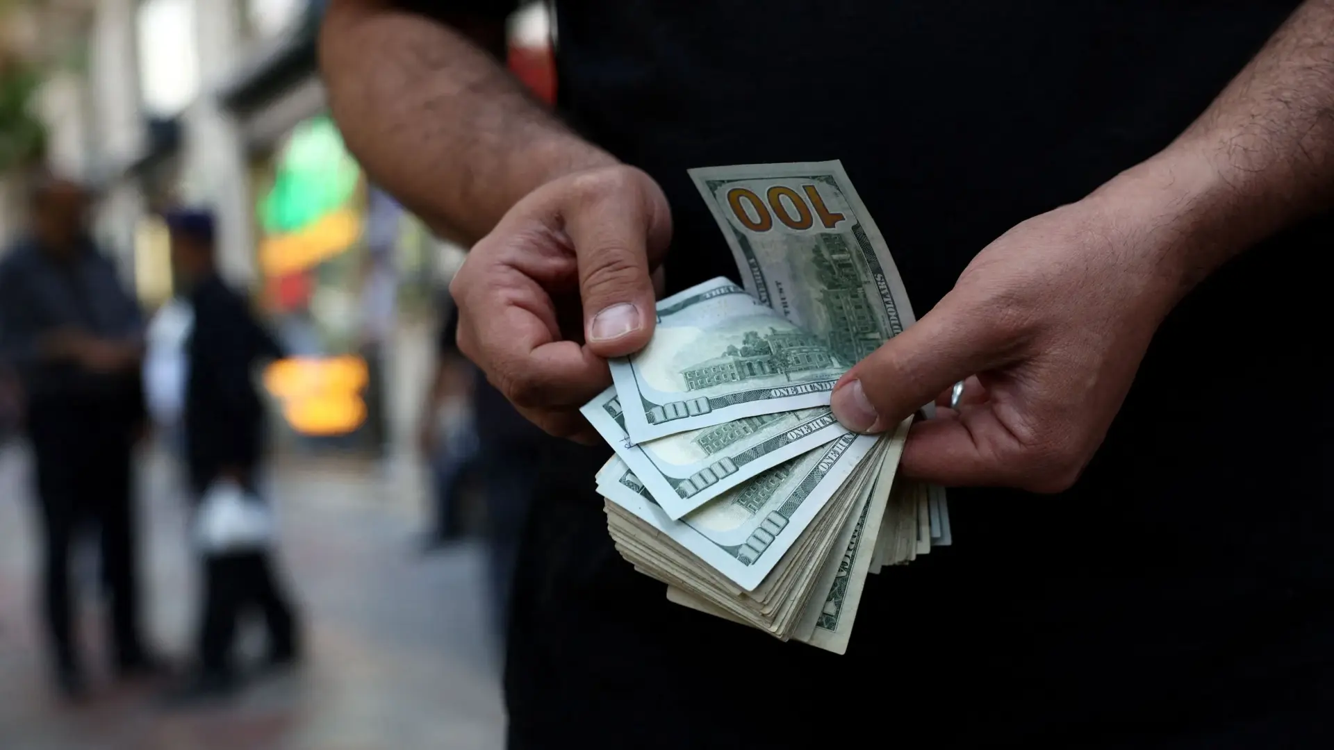 توقعات بارتفاع الدولار في السوق السوداء بالعراق هذا الأسبوع (رويترز) توقعات بارتفاع الدولار في السوق السوداء بالعراق هذا الأسبوع (رويترز)