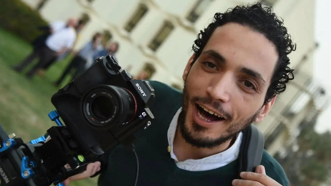 جثمان المخرج محمد كرارة يواري الثرى في مقابر مدينة 15 مايو (فيسبوك) جثمان المخرج محمد كرارة يواري الثرى في مقابر مدينة 15 مايو (فيسبوك)