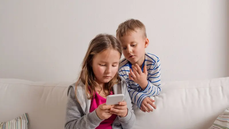 بريطانيا تفتح ملف الأطفال ووسائل التواصل الاجتماعي