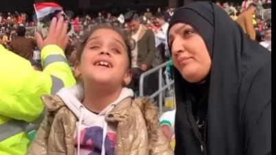 فيديو مؤثر - أم عراقية تصف لابنتها الكفيفة أحداث مباراة العراق وقطر
