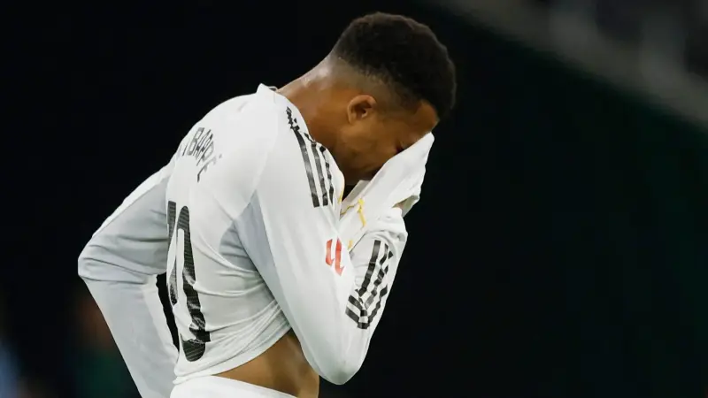 بعد أزمة إجازة سردينيا.. محيط مبابي يؤكد التزامه ببرنامج التعافي الصارم من ريال مدريد