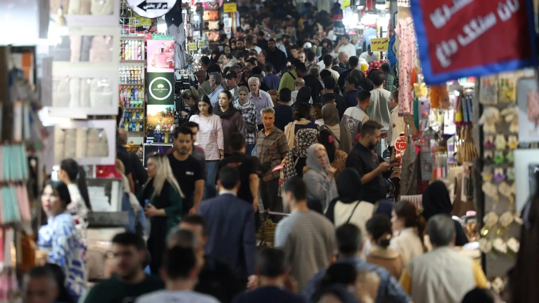 سكان طهران بدأوا في الاستعداد لمغادرة العاصمة الإيرانية (رويترز) سكان طهران بدأوا في الاستعداد لمغادرة العاصمة الإيرانية (رويترز)