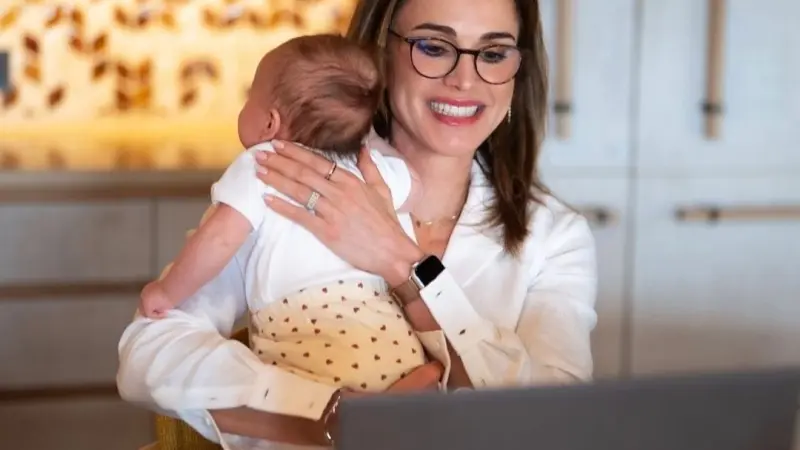 صورة تأسر المتابعين.. الملكة رانيا وحفيدتها في أوّل اجتماع "زوم"