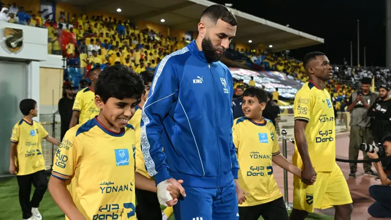 فيديو - تبادل قمصان بين كريم بنزيما وعمر السومة يشعل تفاعلا واسعا